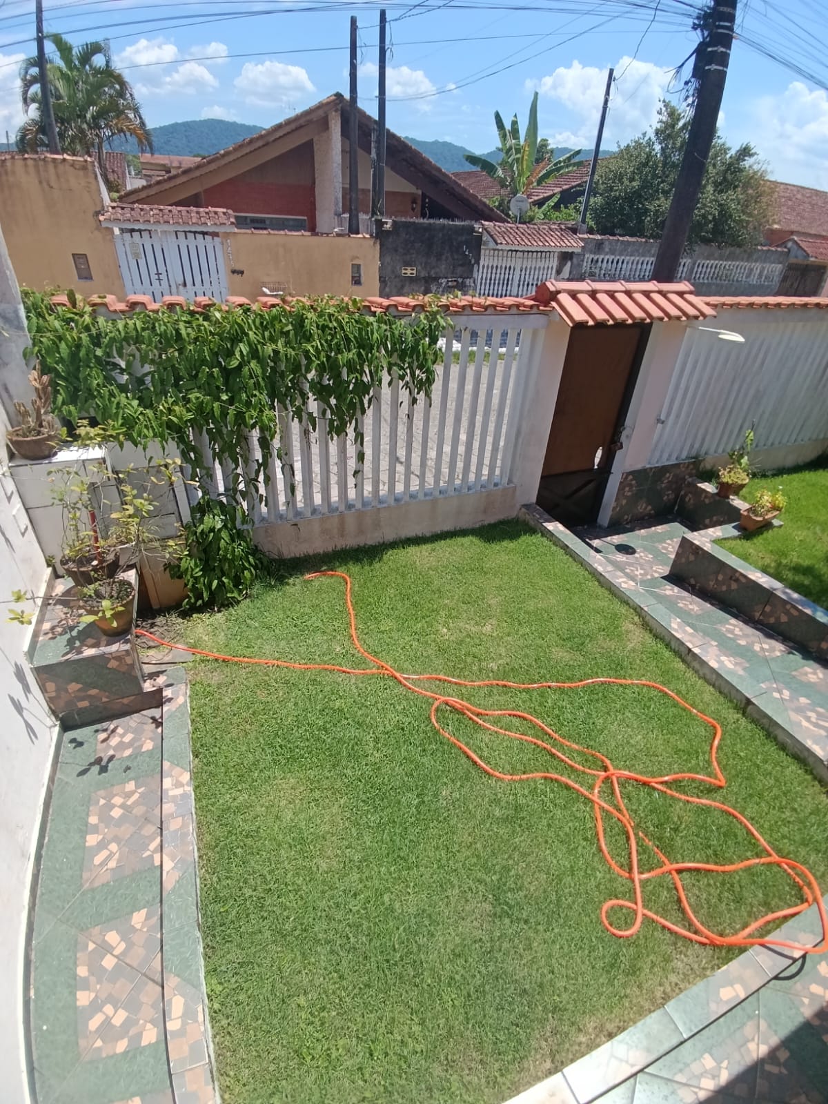 VENHA MORAR NESTA ACONCHEGANTE E ESPAÇOSA CASA PARA VENDA NO SUARÃO A 400 METROS DO MAR EM ITANHAÉM/SP