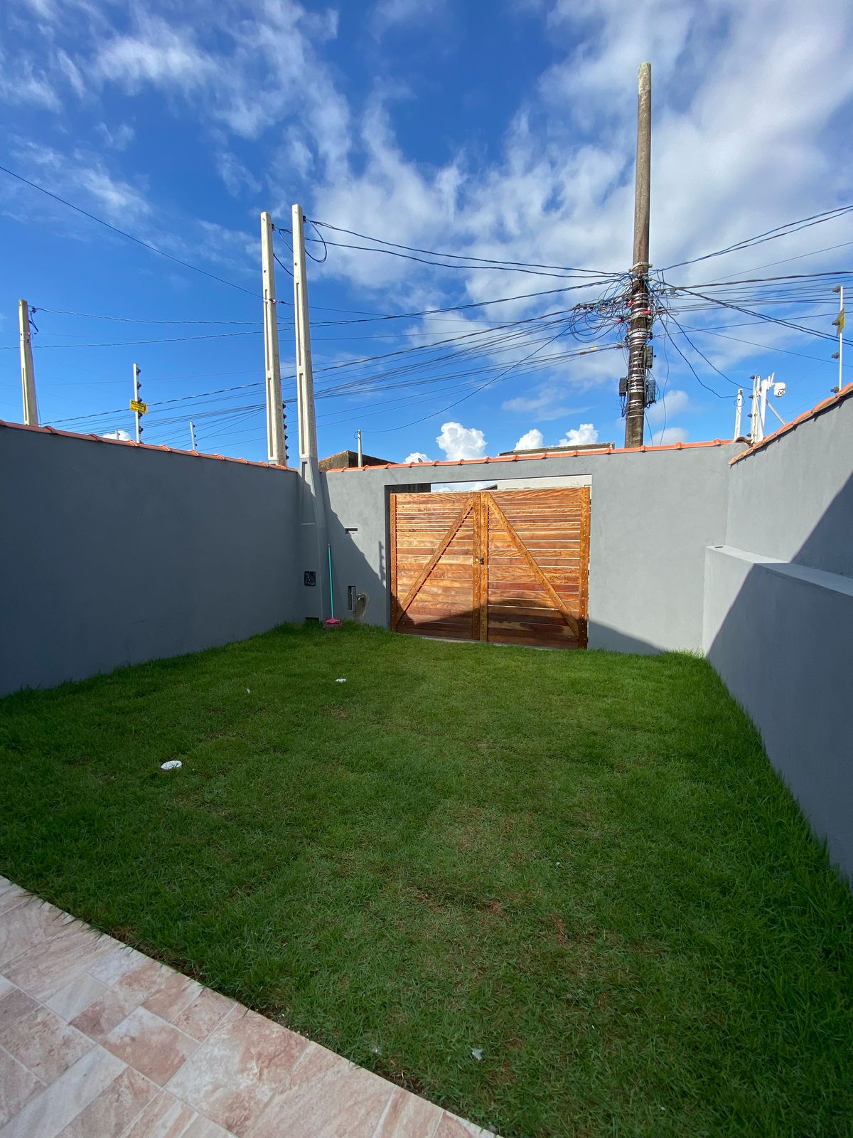 CASA NOVA COM PISCINA EM BAIRRO DE MORADORES NA PRAIA, NO JD JAMAICA A 1500 METROS DO MAR EM ITANHAÉM